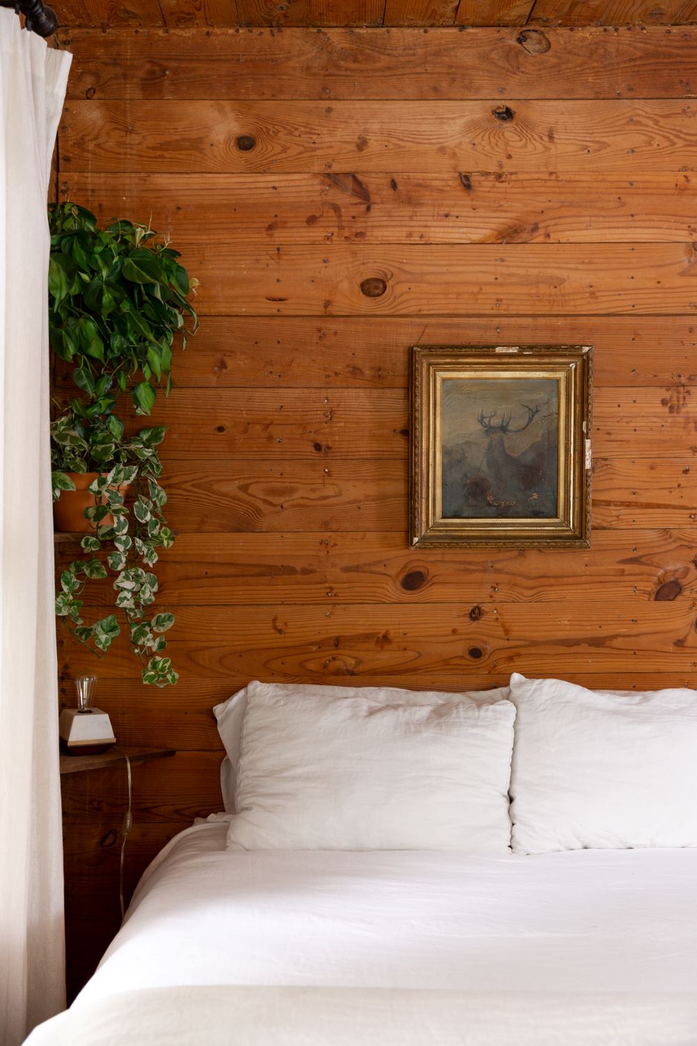 chambre rustique mur bois lamé lit blanc clemaroundthecorner