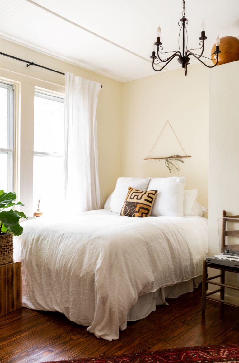 chambre lit blanc parquet bois lustre arabesque noir