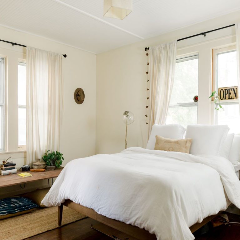 chambre blanche tapis fibre naturelle banquette déco voyage