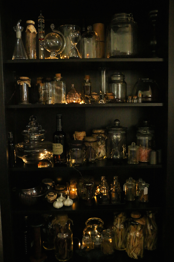 armoire magique étagère potion professeur rogue idée décoration halloween fioles