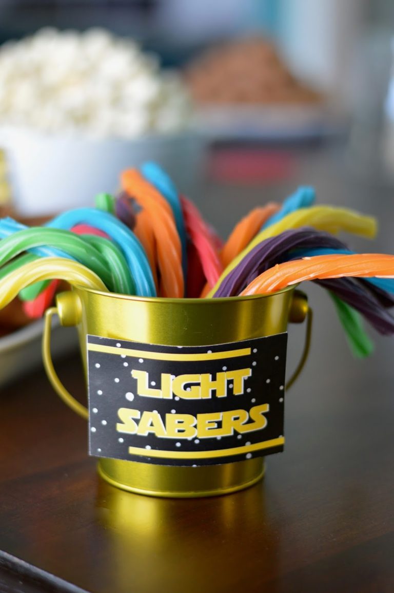 idée pour décorer sa table de goûter d'anniversaire sabre laser bonbons