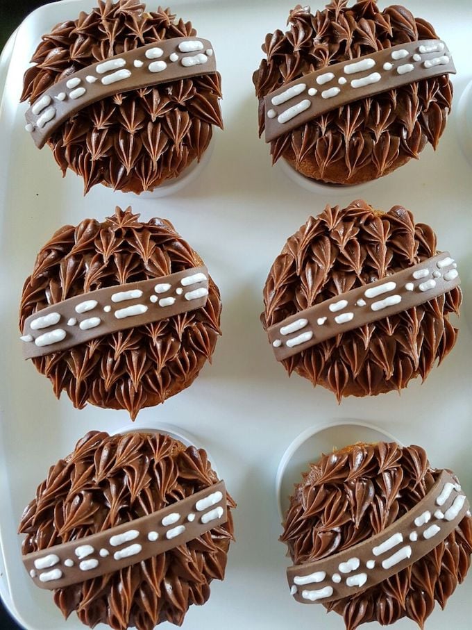 idée originale décoration gâteau pour fête anniversaire marron chocolat geek