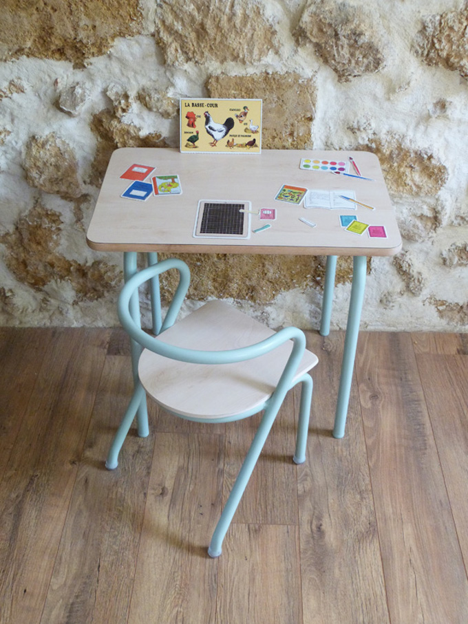 bureau écolier relooké chaise maternelle bois clair bleu ciel parquet mur pierres apparentes - blog déco - clem around the corner