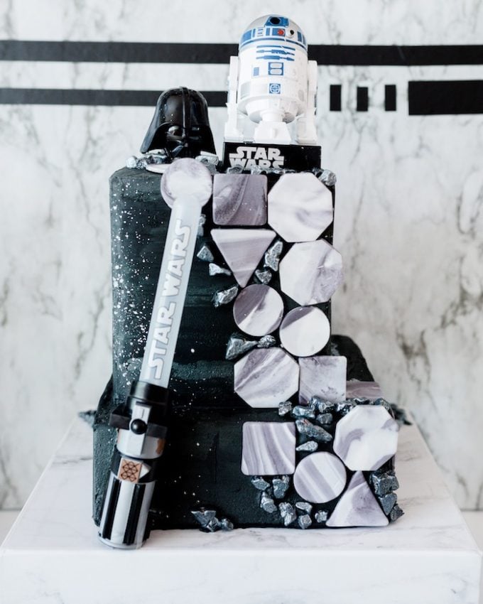 anniversaire thème star wars gâteau noir et blanc galaxie fiction geek film trilogie planète dark vador robot - blog déco - clem around the corner