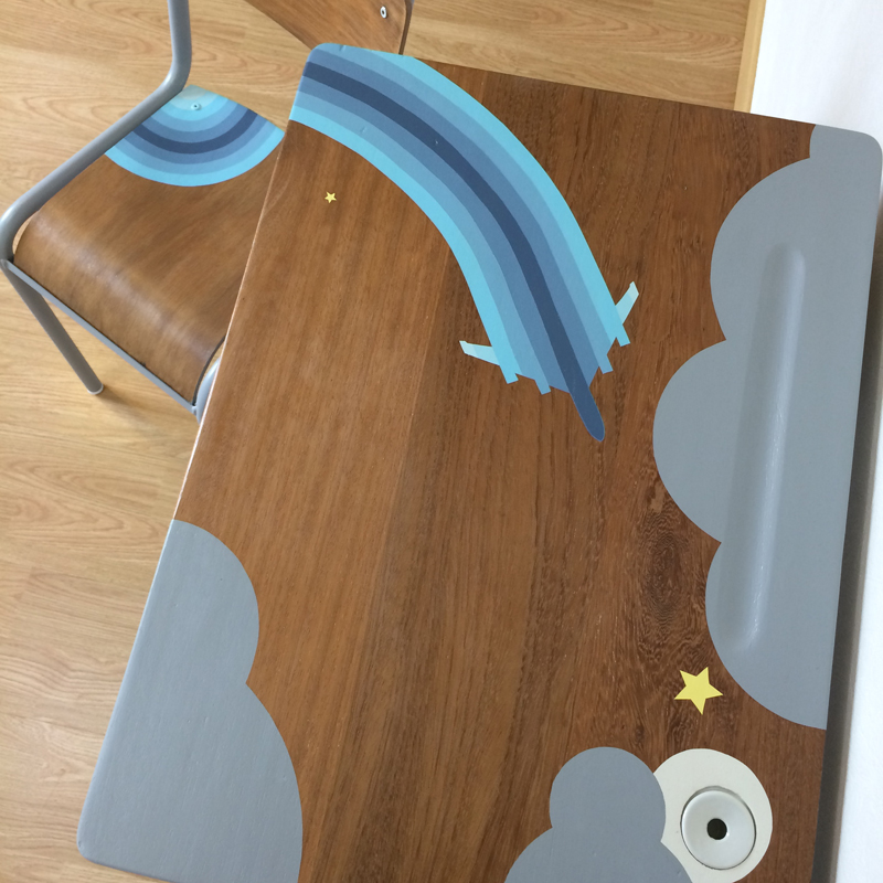 bureau écolier relooké bois marron foncé peinture - blog déco clem around the corner