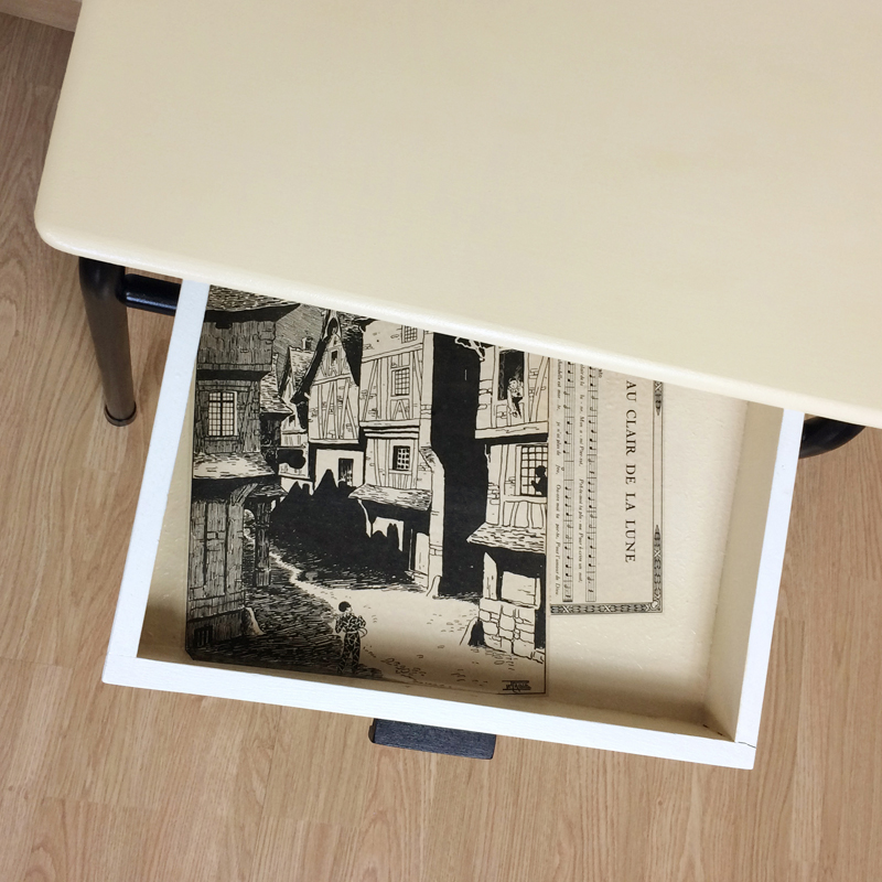 intérieur tiroir bureau d'école noir et blanc dessin clair de lune déco originale