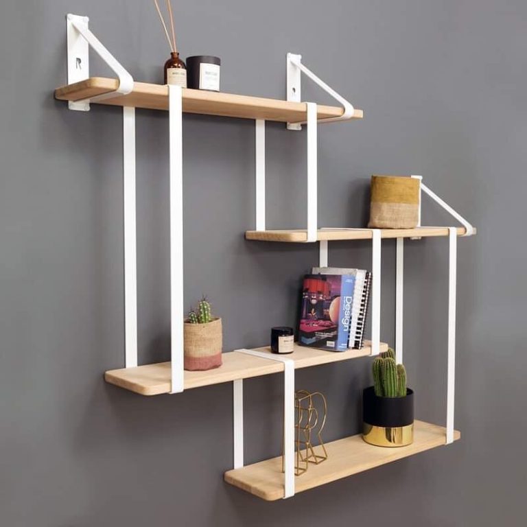 salon mur gris étagère Ripaton blanche bois suspendu structure métal style minimaliste loft industriel