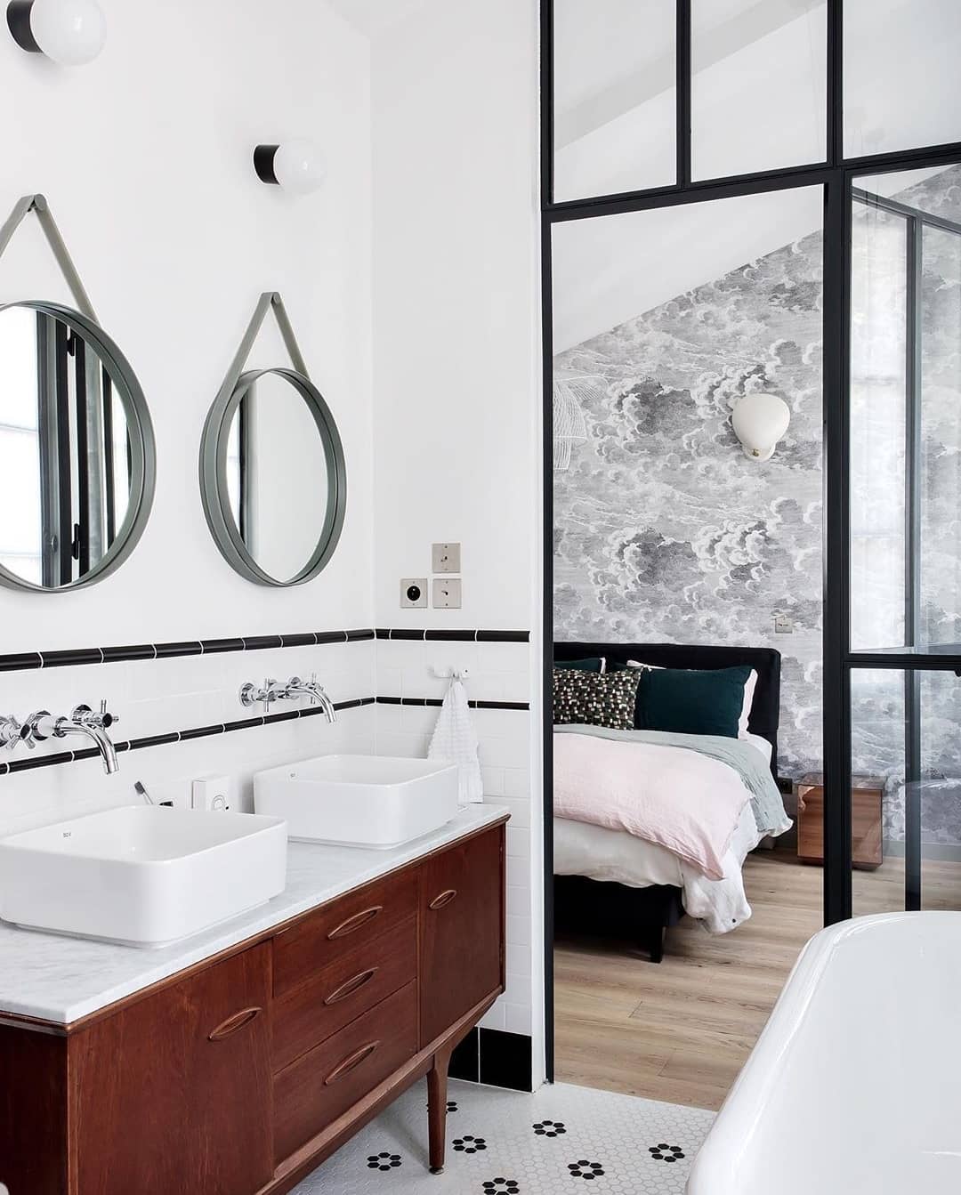 suite parentale salle de bain vintage rétro ouverte sur chambre verrière papier peint nuage noir blanc
