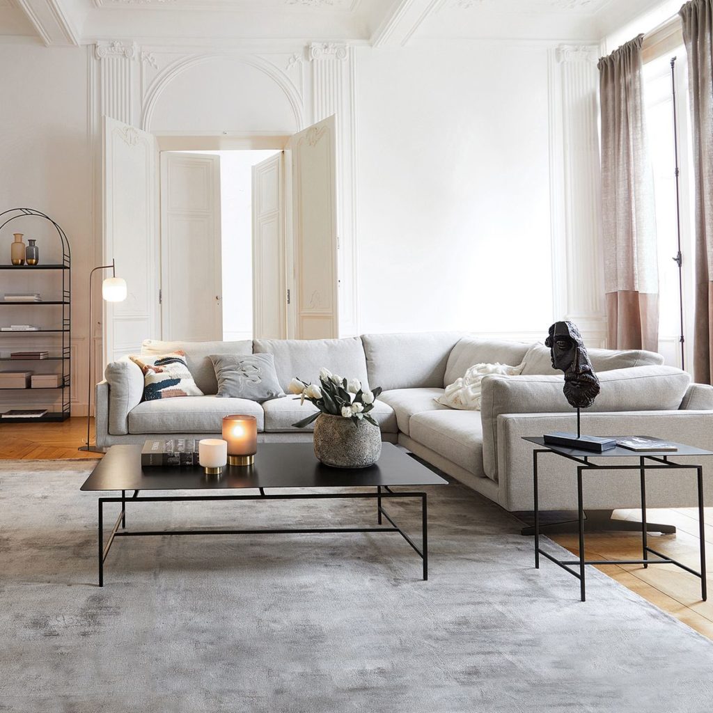 salon appartement haussmanien canapé panoramique gris angle fauteuil rose design moderne