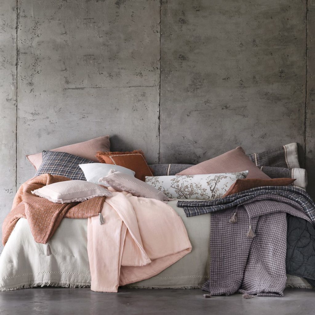 mur béton ciré chambre coussin accumulation camaieu rose - blog déco - clem around the corner