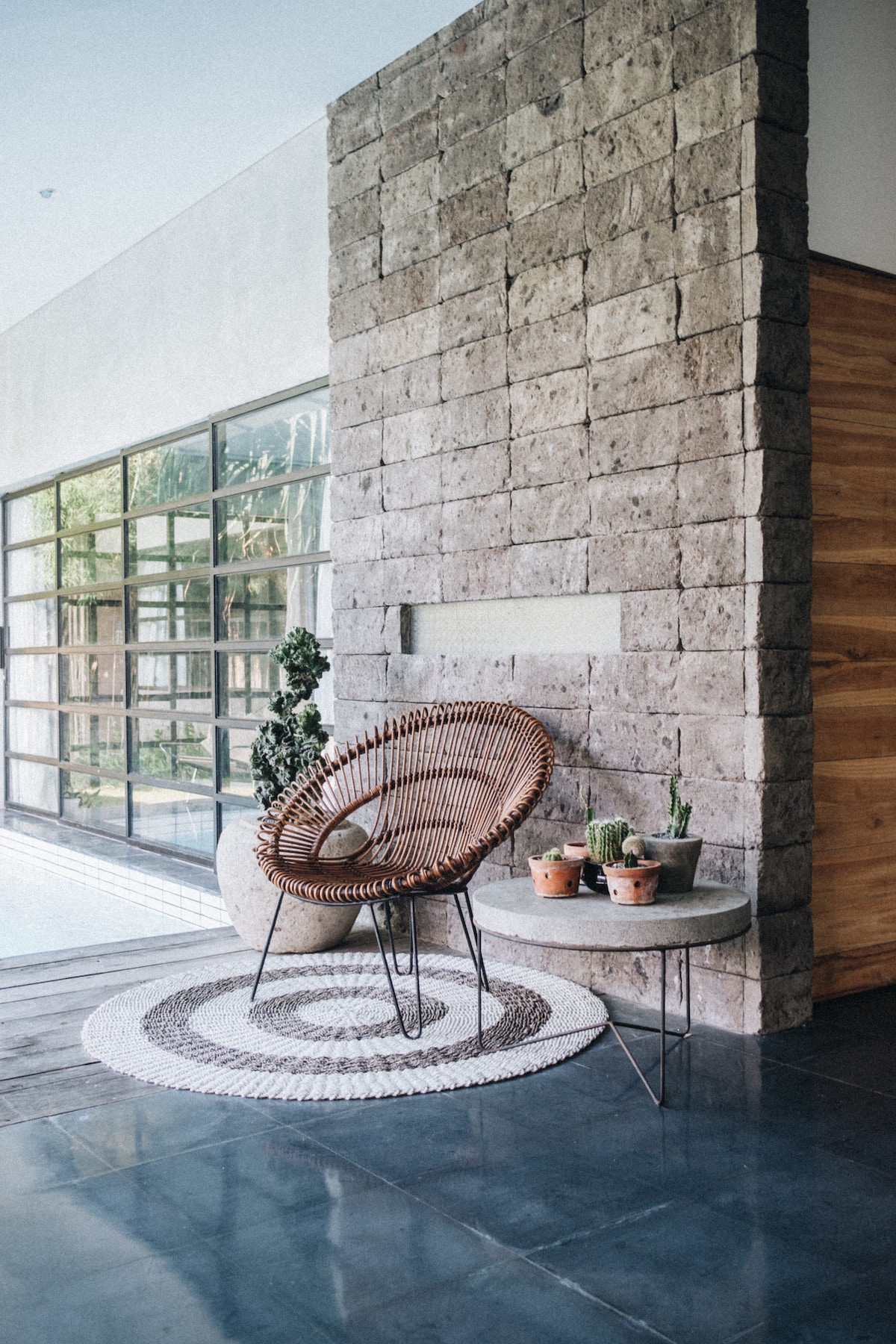 fauteuil rotin rond design bambou exterieur terrasse gres cerame béton ciré