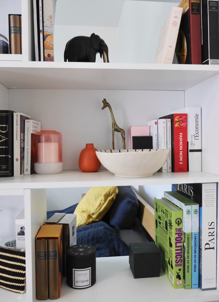 bibliothèque artiste statuette girafe bronze laiton livre - blog déco design - clematc