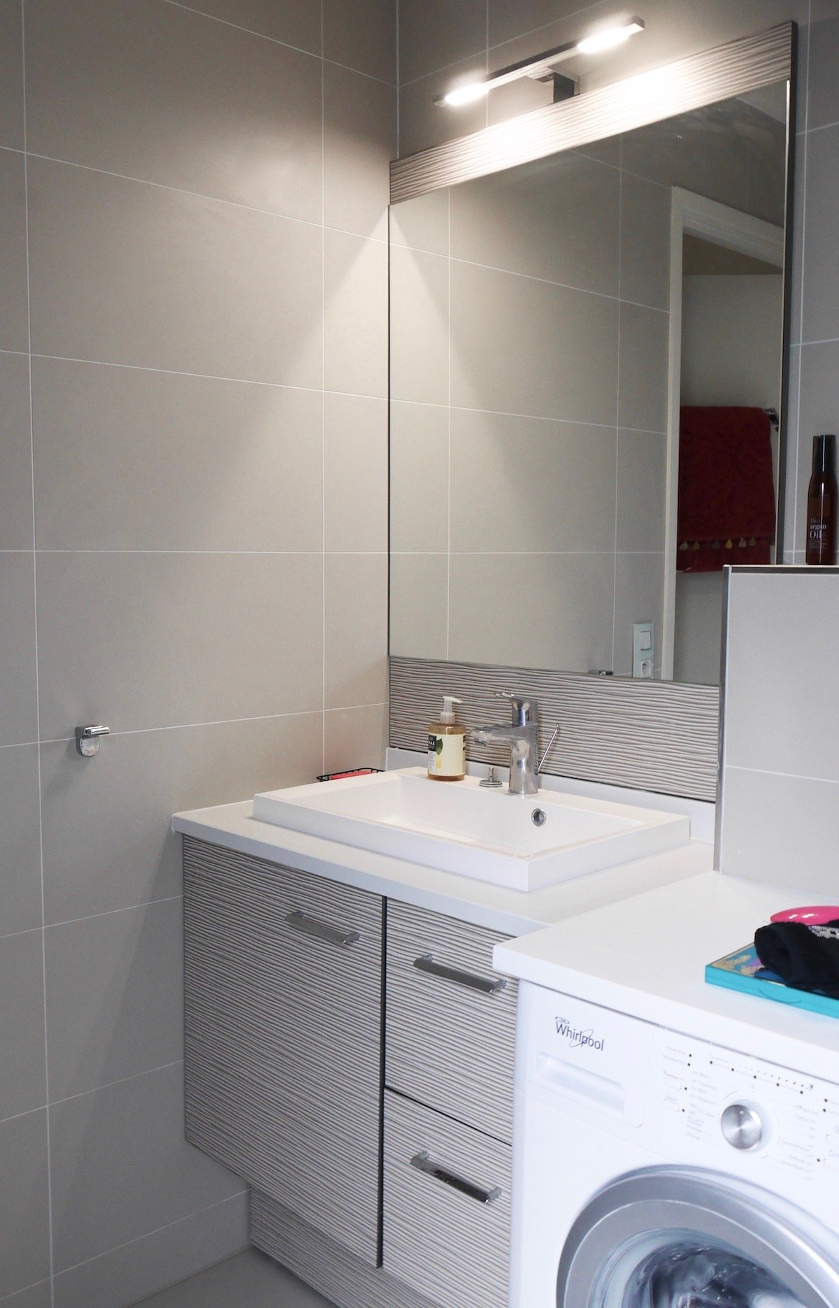 salle de bain grise fonctionnelle cogedim crédence relief vague design