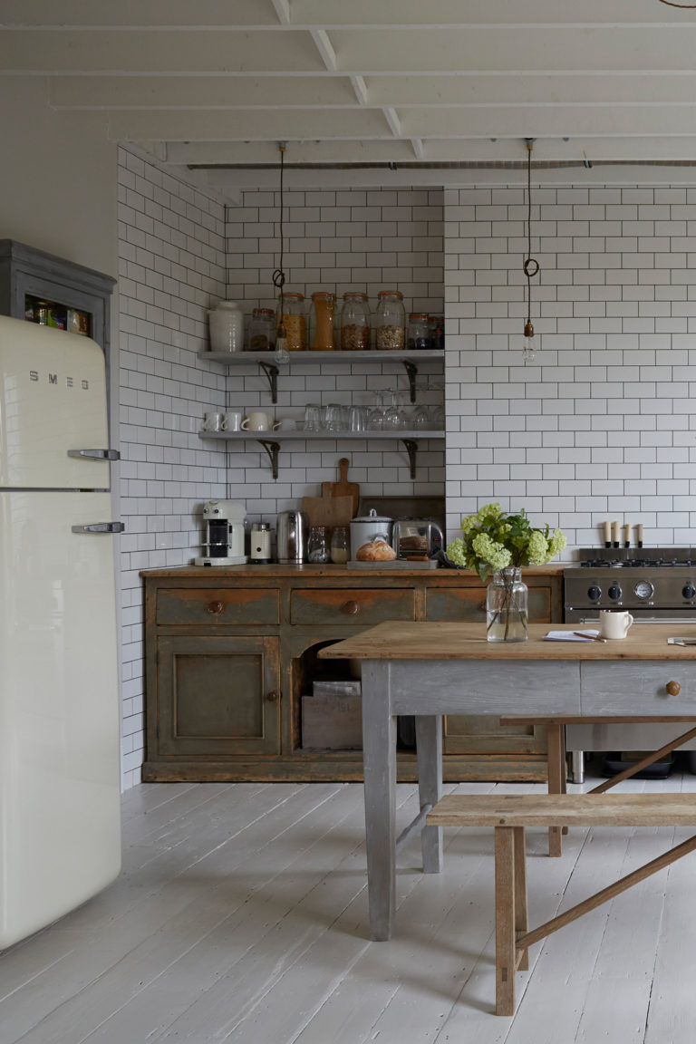 cusine carrelage blanc joint noir déco mélange moderne rustique vintage design