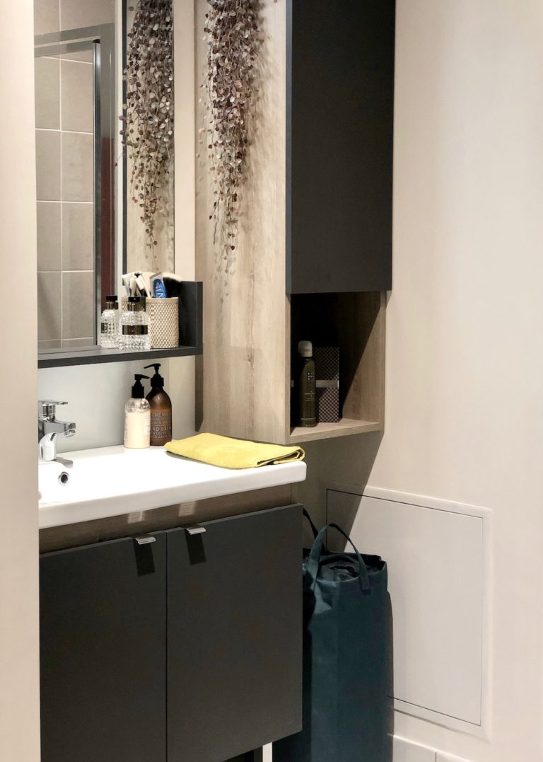 mini petite salle de bain gain de place noire beige gris bois store cogedim