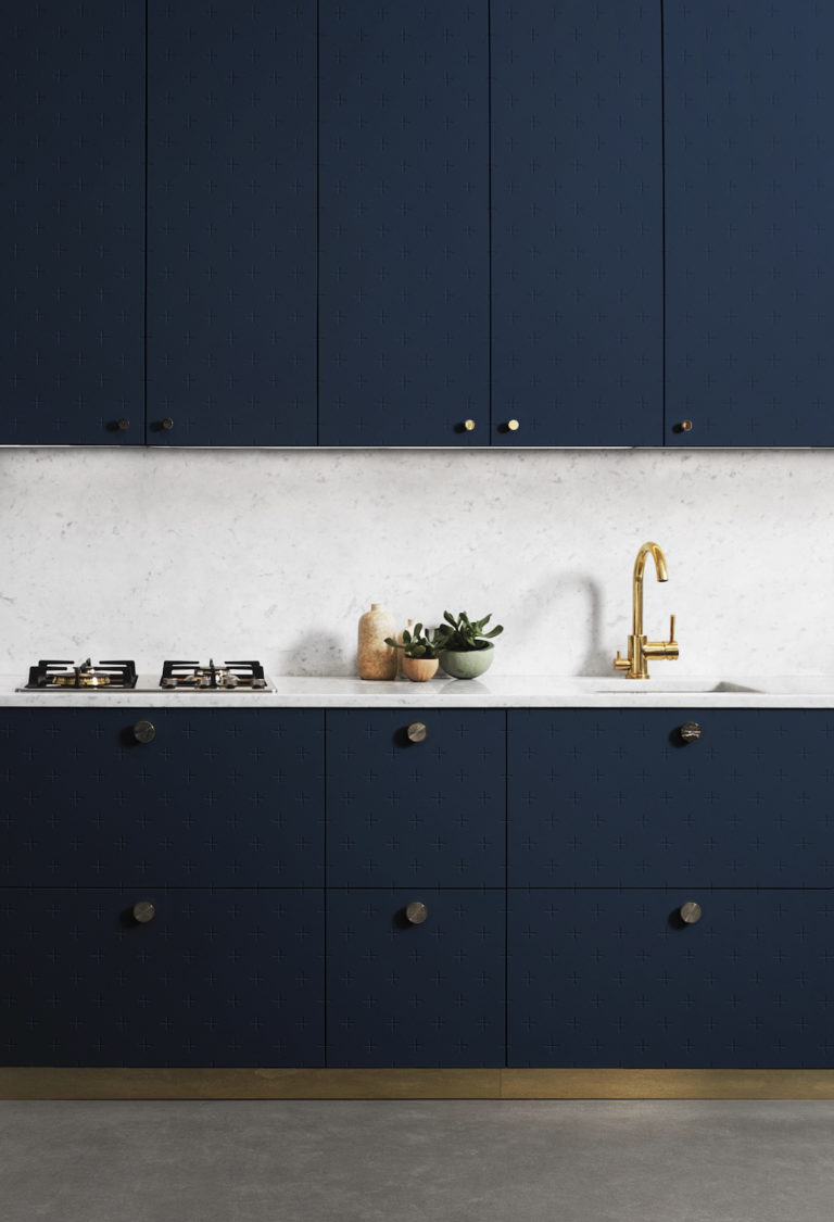 cuisine bleu intense plan de travail marbre pierre robinet or dore clem around the corner