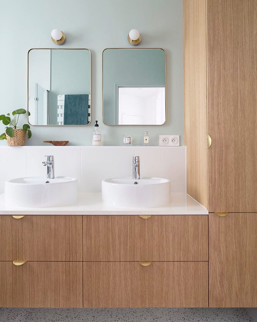 salle de bain rétro vintage miroir carré bord arrondi doré meuble bois