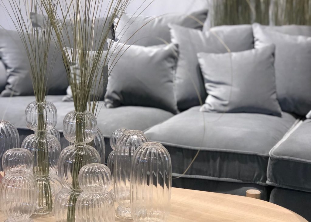 soliflore sculpture herbe tendance fleur séchée canapé gris clair velours salon maison et objet septembre 2019 clem around the corner