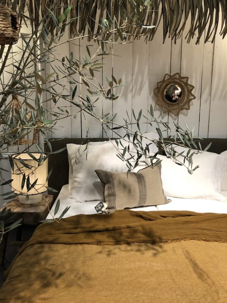 chambre style provencale chic olivier drap lin jaune moutarde clemaroundthecorner