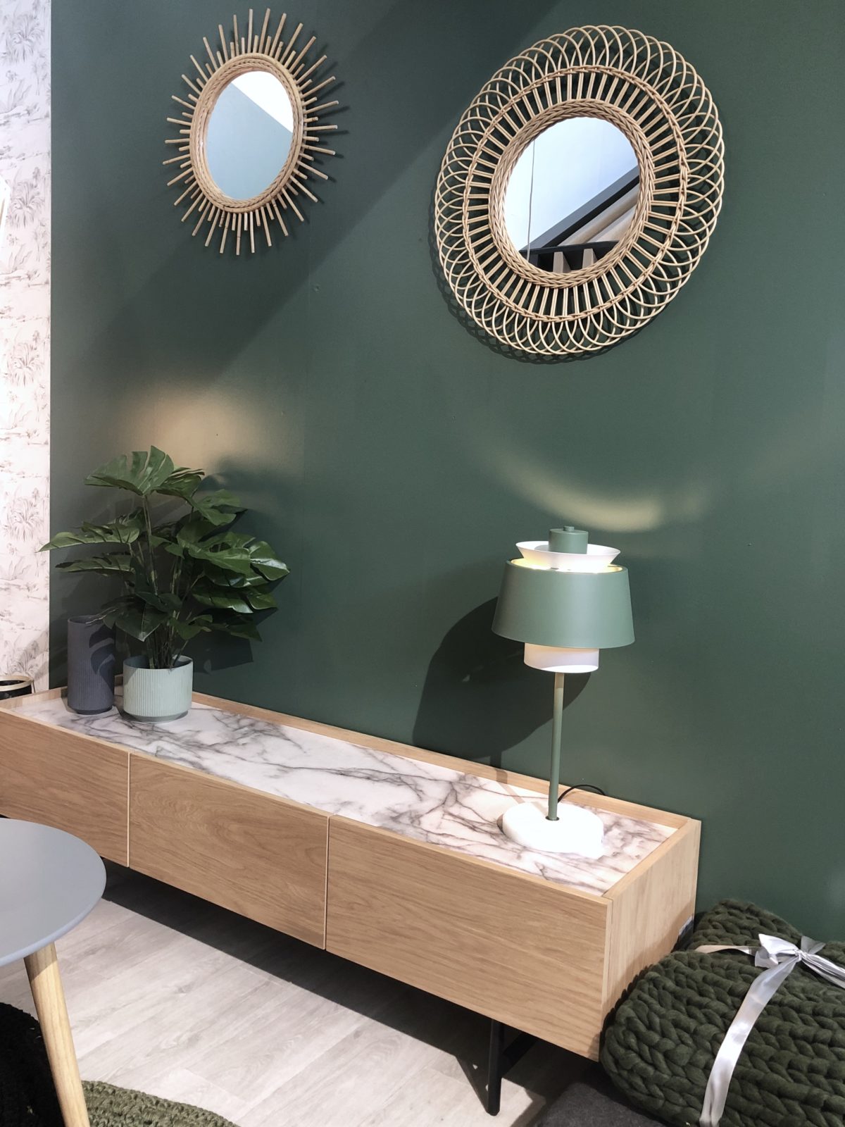 salon mur vert olive décoration intérieur salon maison et objet septembre 2019