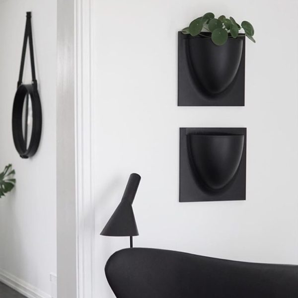 aménager petite entrée noir blanc rangement mural vide poche - blog décoration design - clem around the corner