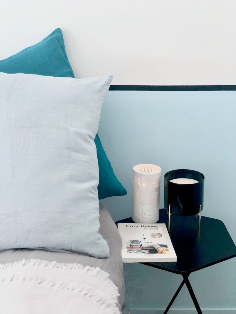 rentrée slow living chambre mur bleu liseret noir soubassement peinture tête de lit lin harmony drap avis