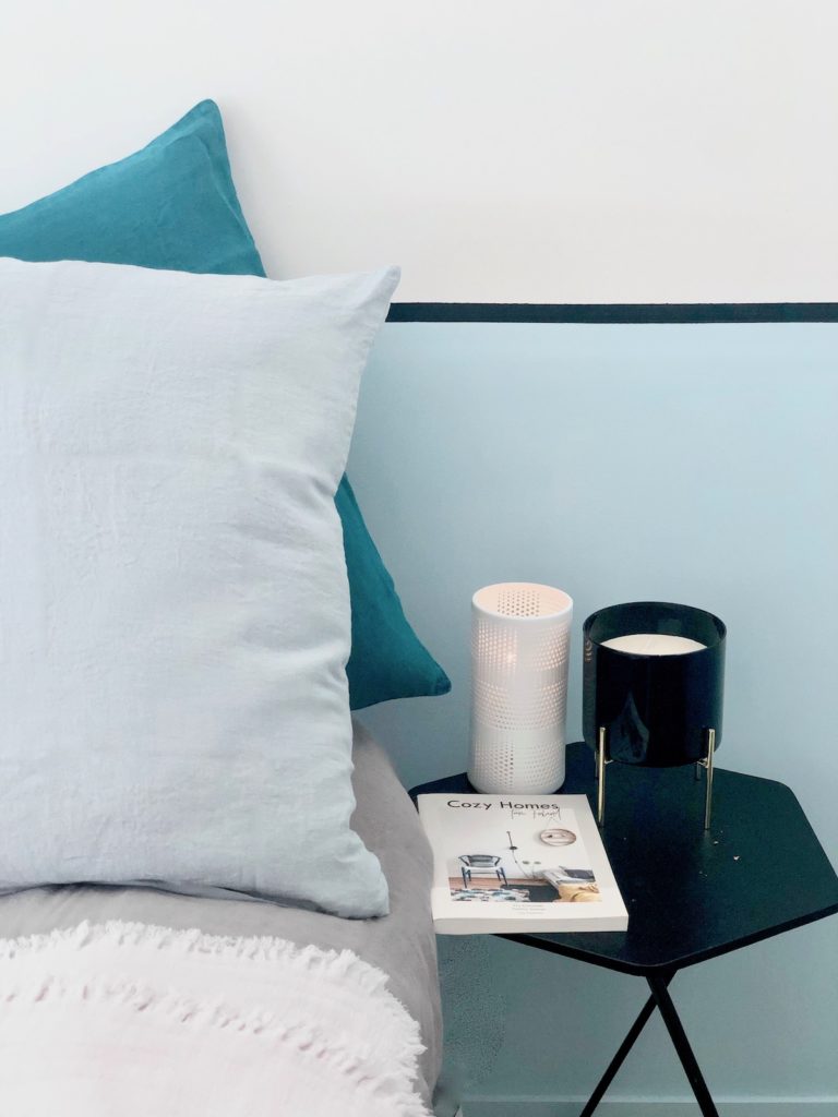 rentrée slow living chambre mur bleu liseret noir soubassement peinture tête de lit lin harmony drap avis