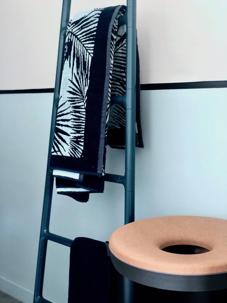 étagère échelle chauffante radiateur salle de bain originale blog design - clemaroundthecorner