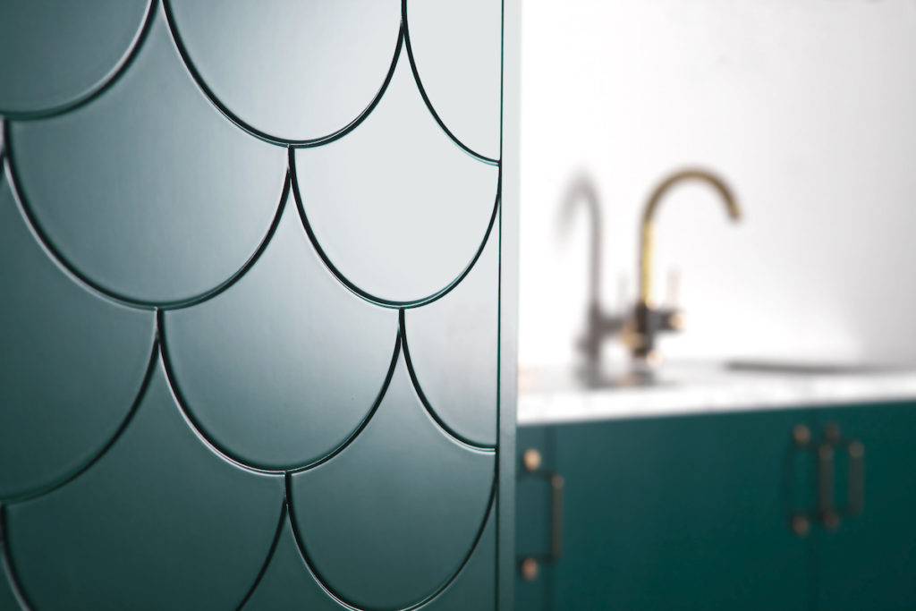 cuisine verte sapin foncé canard motif écaille poisson blog décoration - clem around the corner