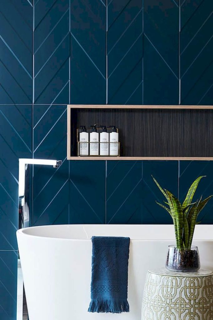 salle de bain exotique mur carrelage géométrique bleu baignoire ovale