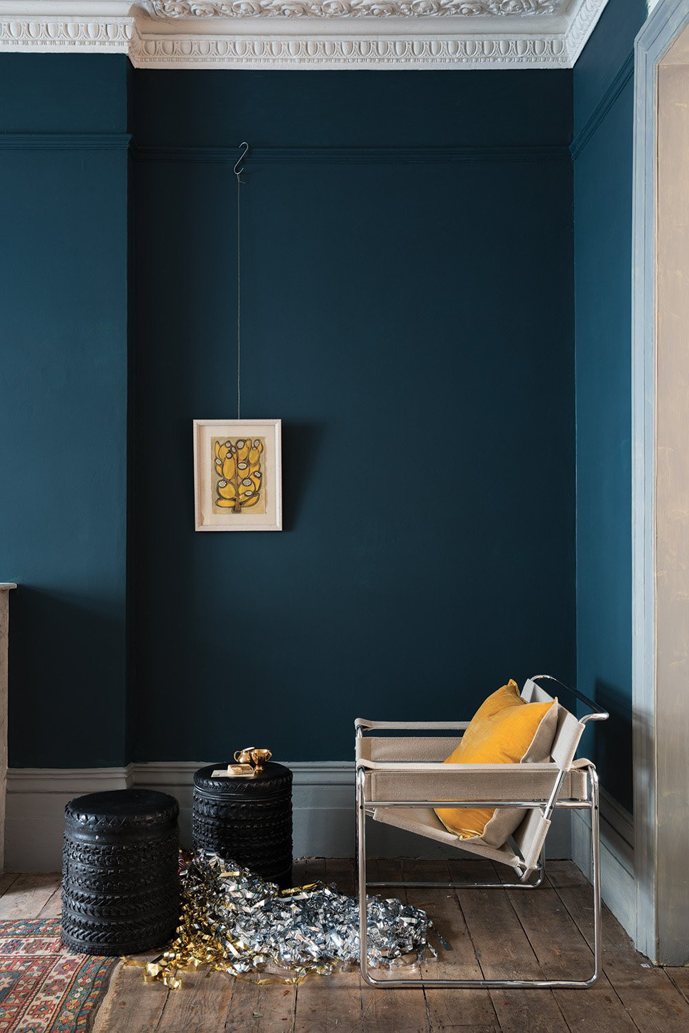 appartement style parisien moulures plafond parquet bois lame bleu jaune moutarde