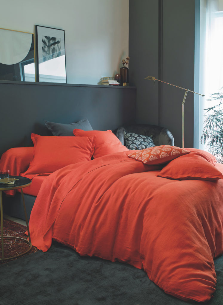 chambre noir grise fonce terracotta rouge couette - blog déco design - clemaroundthecorner