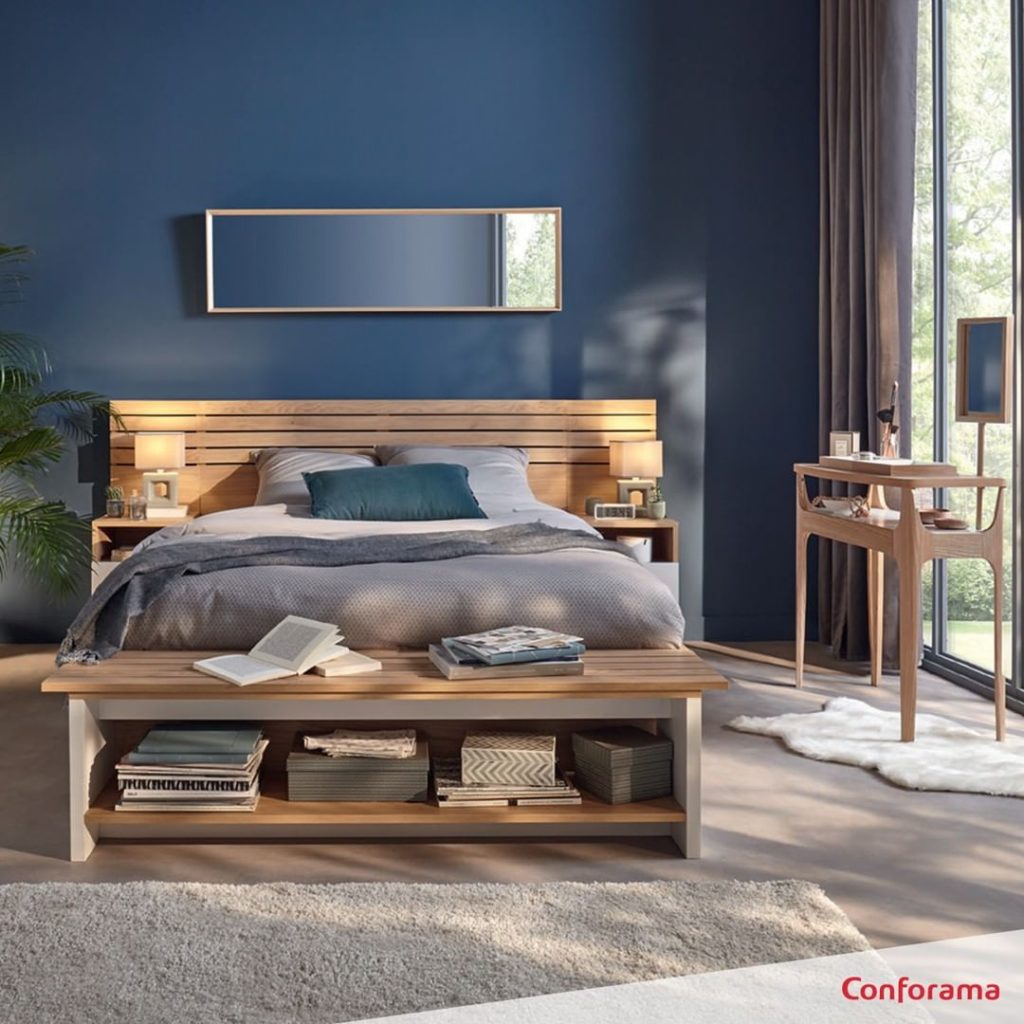 chambre apaisante lit rangement ouvert design bois massif mur bleu gris foncé peinture