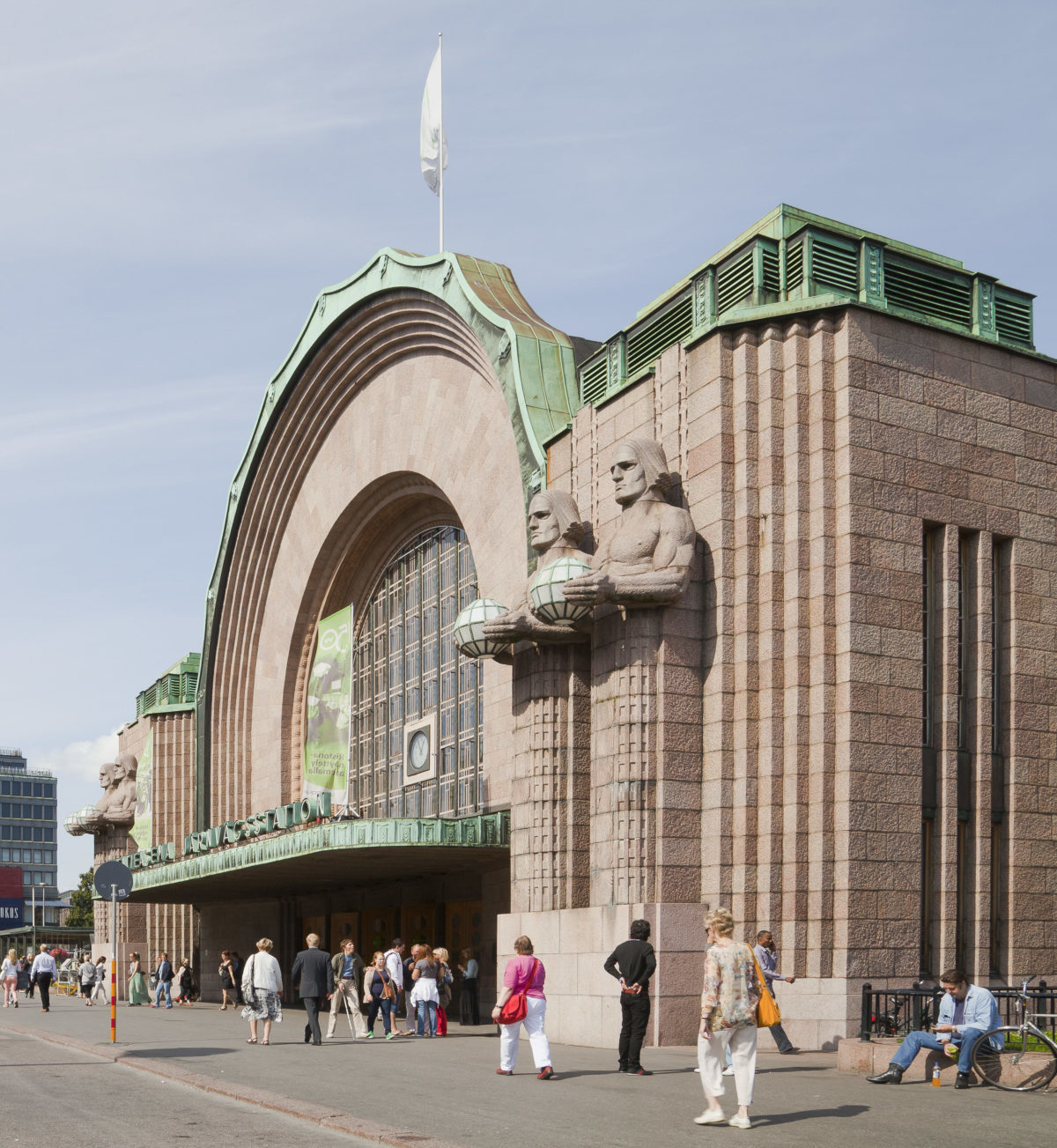 art nouveau architecture à Helsinki gare centrale Eliel Saarinentrain statue homme porteur lanterne globe Emil Wikstrom