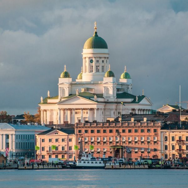 architecture à Helsinki cathédrale lutherienne blanche église toit bronze vert bleu visite adresse design