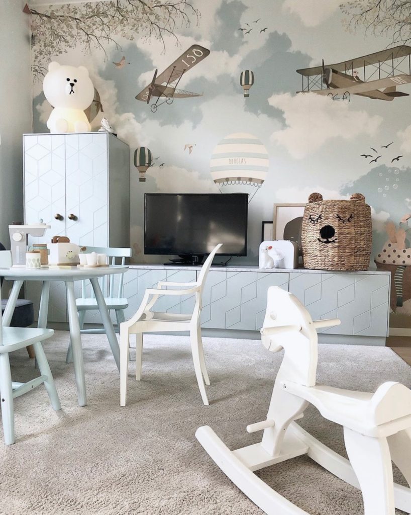 chambre enfant blanche bleu clair thème avion montgolfière scandinave vintage