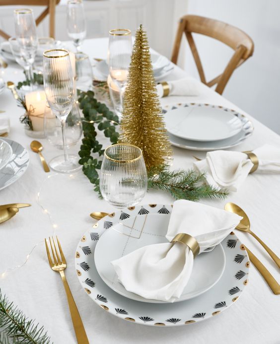 table de Noël blanche et or assiette art déco éventail motif