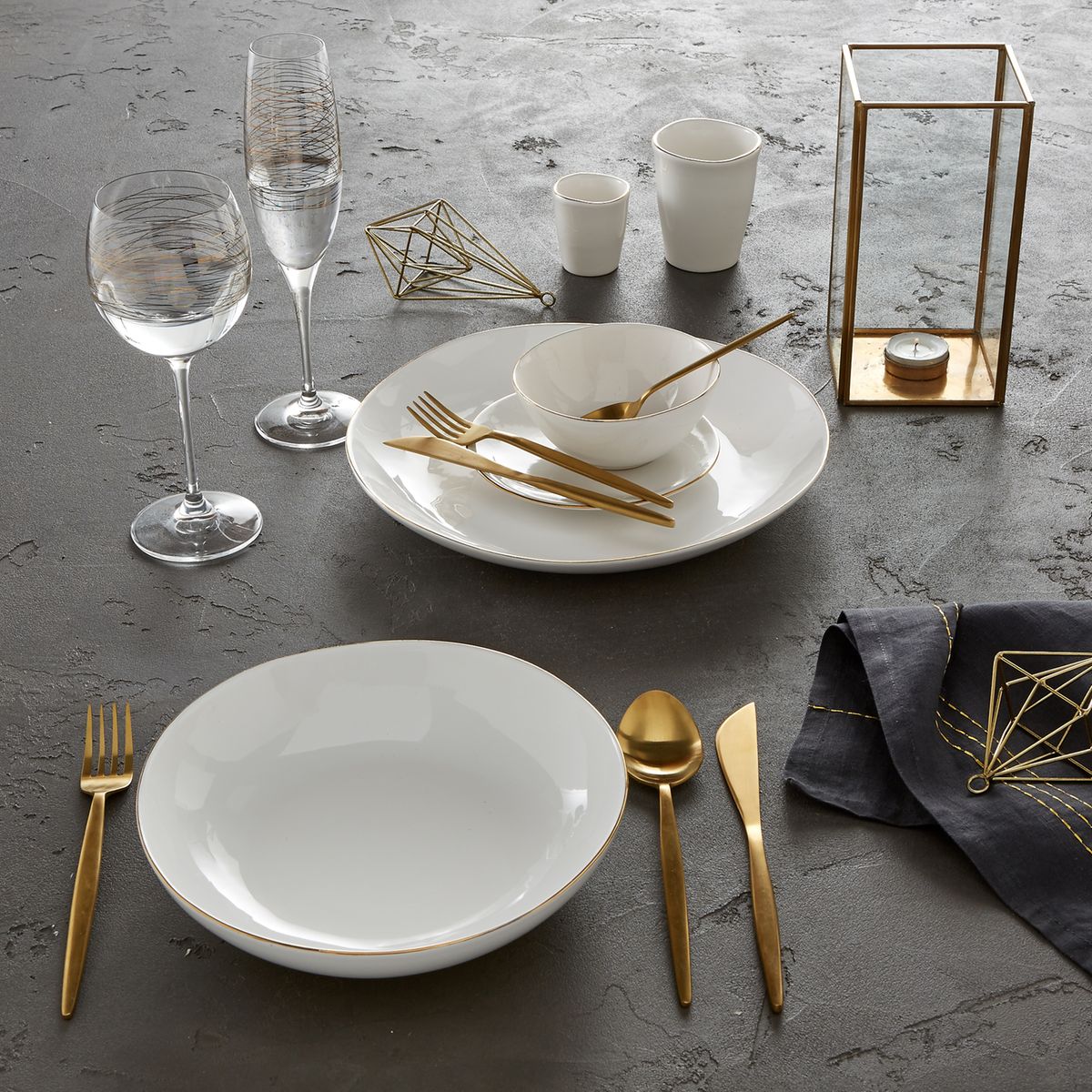 table béton accessoires dorés décoration géométrique