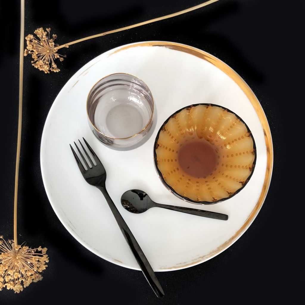 assiette ronde porcelaine feuilles séchées