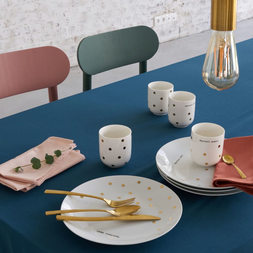 table colorée vert bleu rose suspension laiton vaisselle dorée