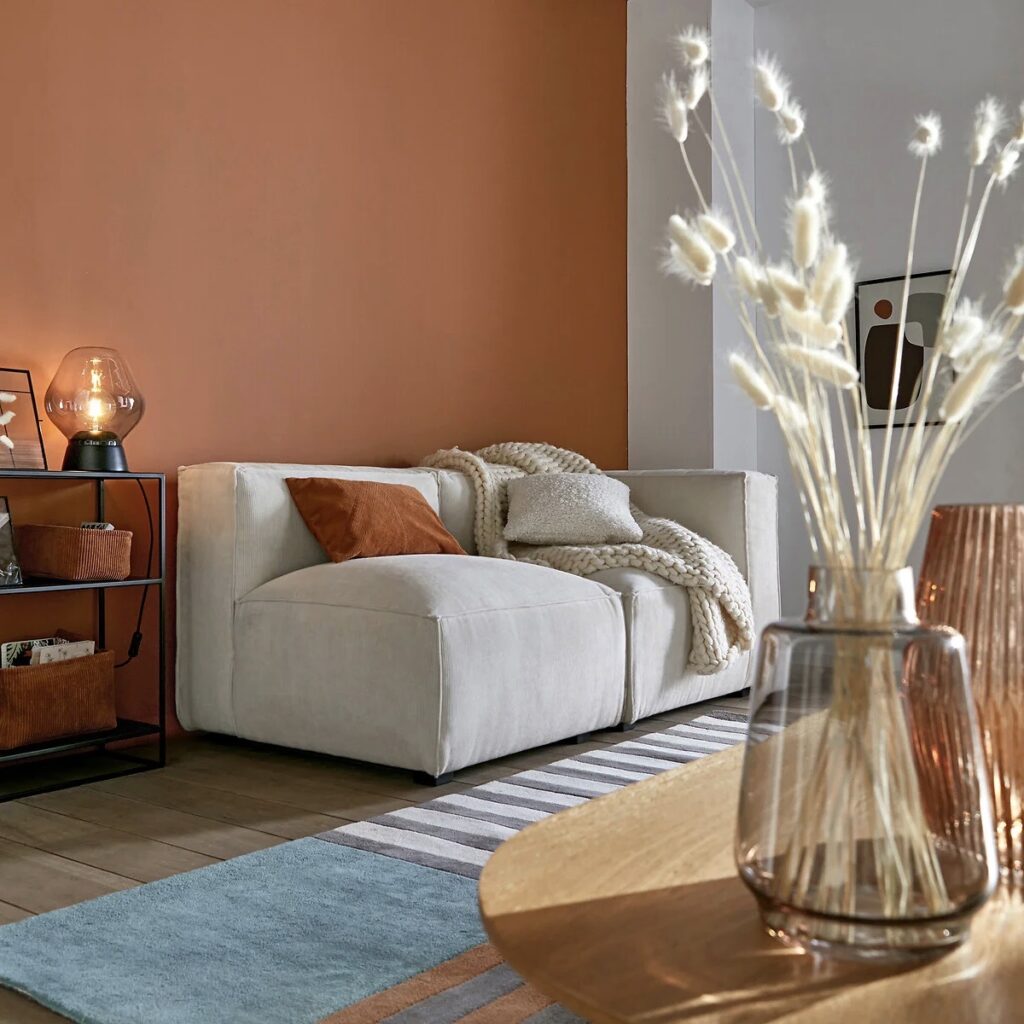 mur peinture terracotta tapis bleu orange