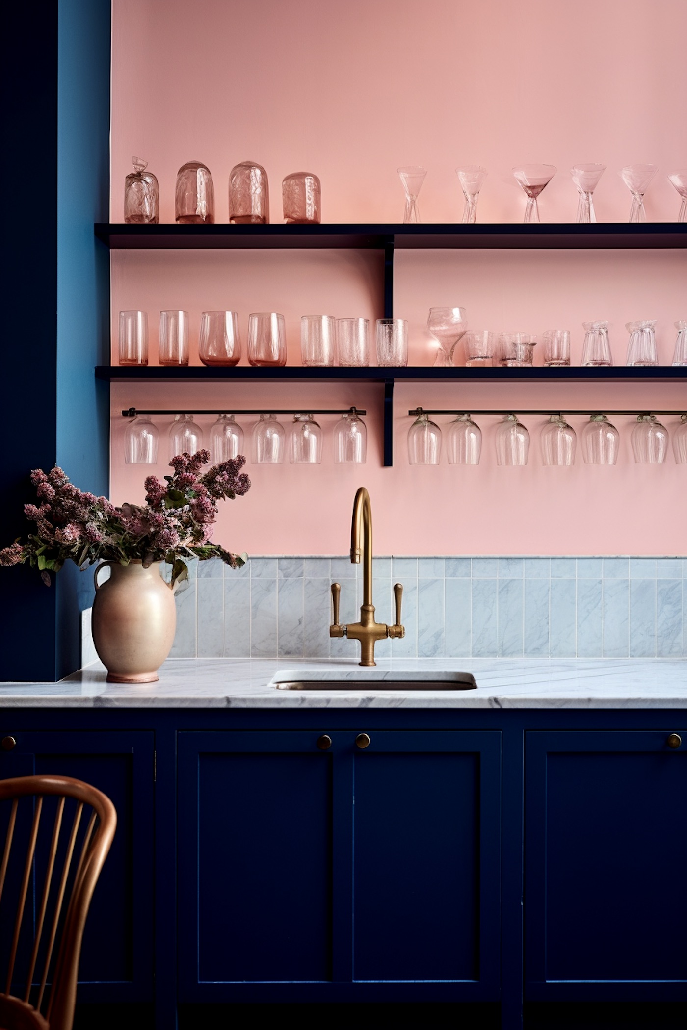rose blush cuisine bleu carrelage étagère verre blanche lavabo rond