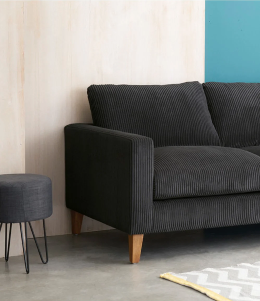 pouf pieds métal tapis motif graphique salon design - blog déco - clemaroundthecorner