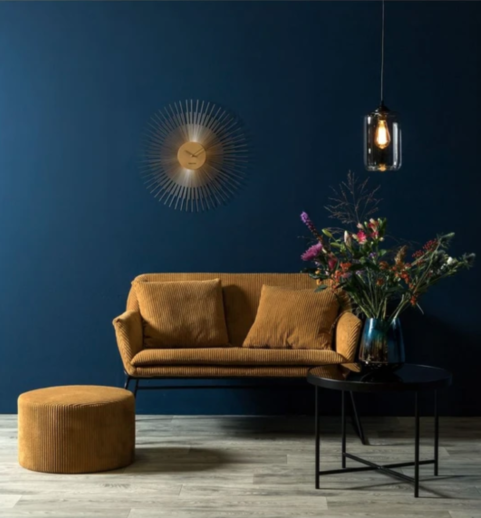 canapé vintage en velours côtelé glam deux places marron pouf - blog déco - clematc