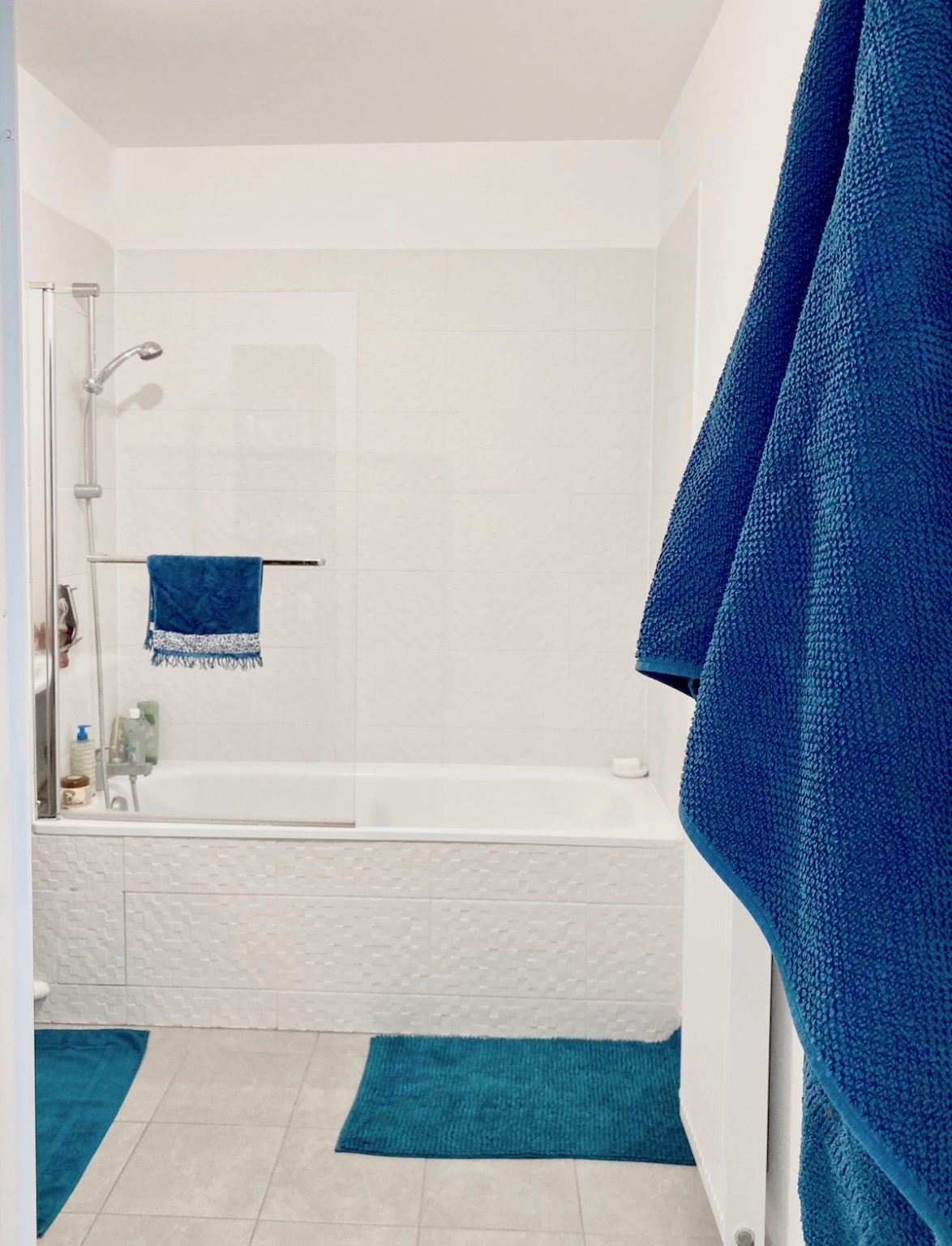 salle de bain réalisation cogedim blanche crédence carrelage relief mosaïque villa condroyer