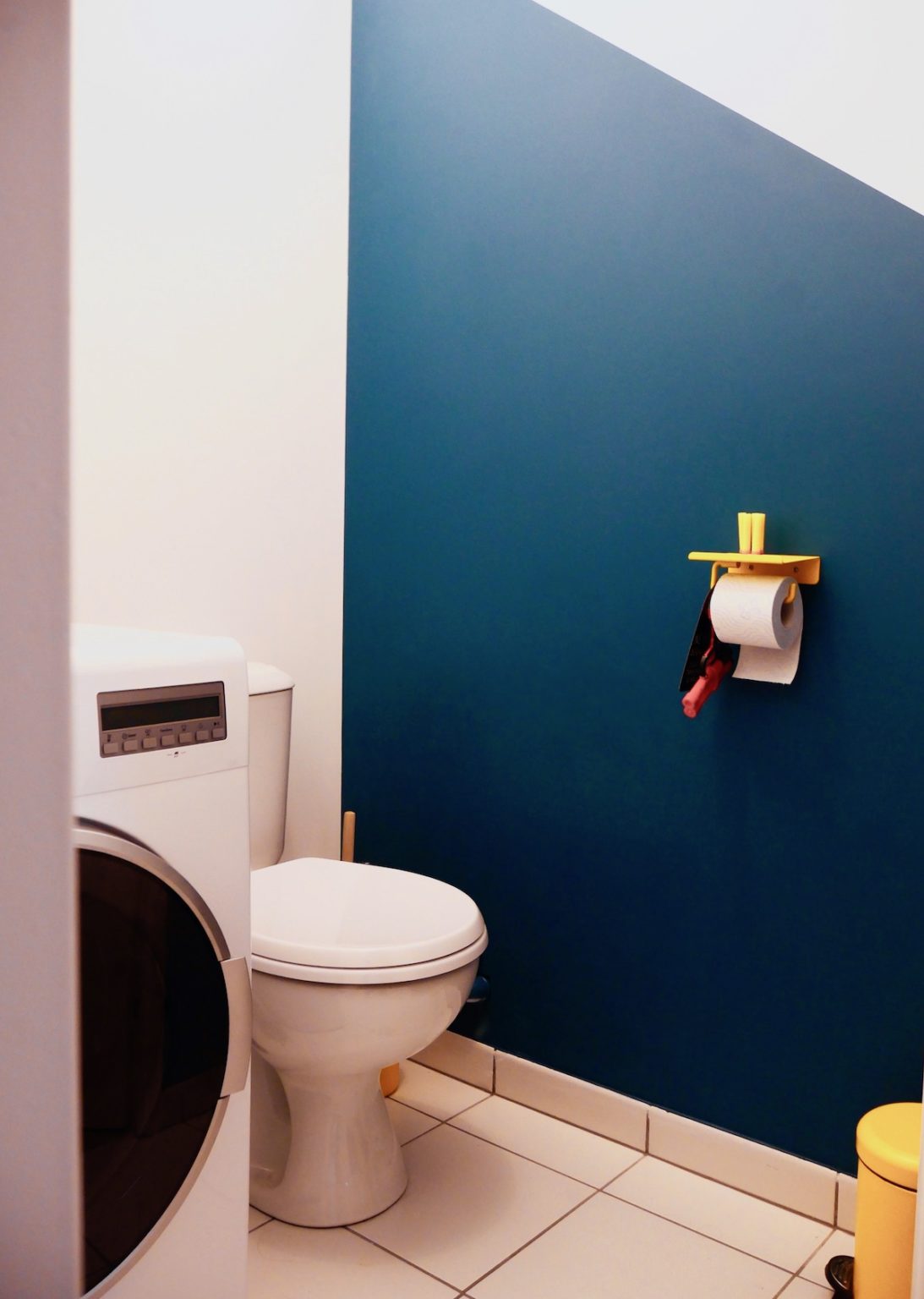 peinture originale wc bleu canard triangle motif agencement gain de place