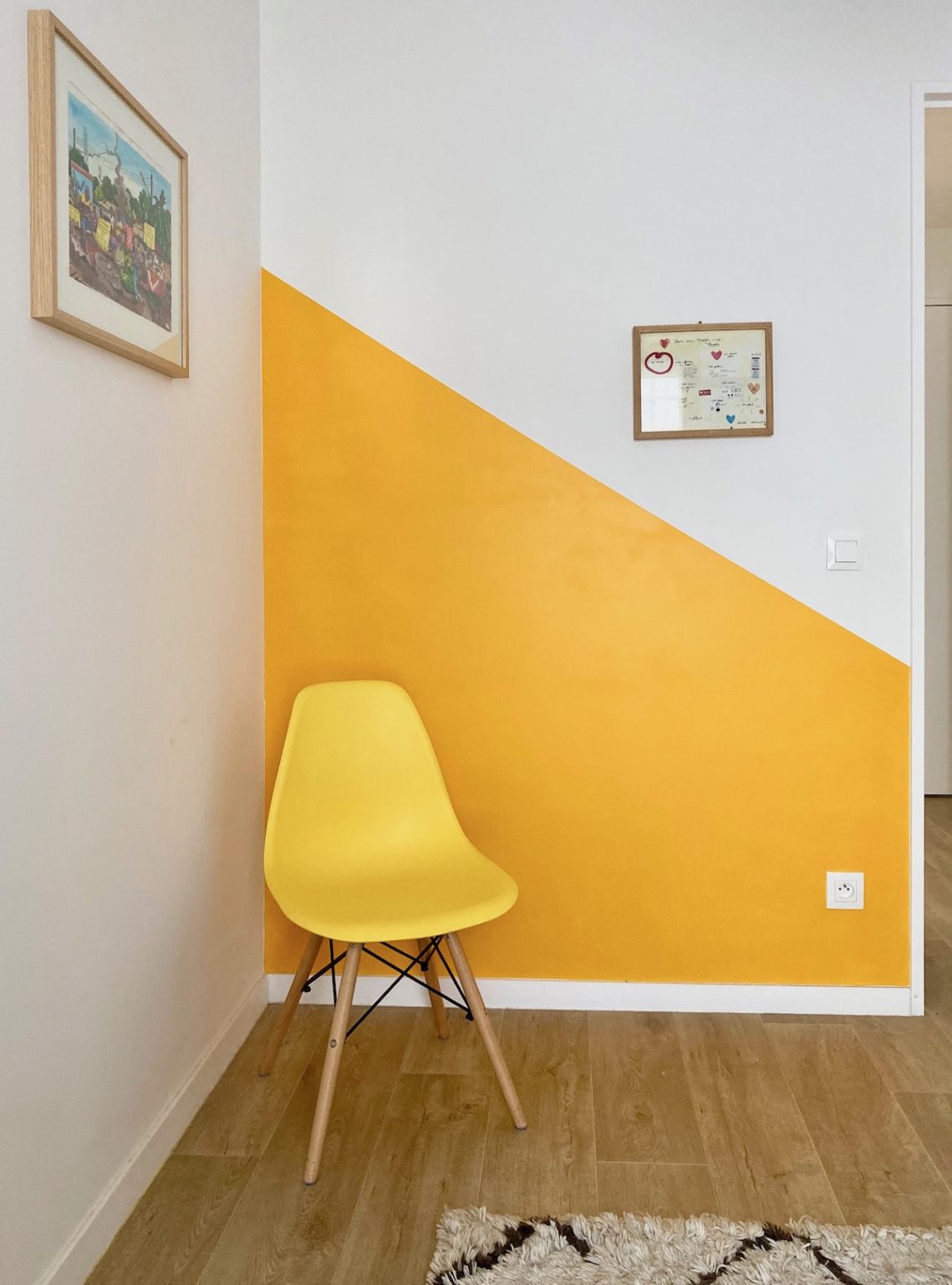 chambre décoration ton sur ton peinture jaune moutarde chaise scandinave