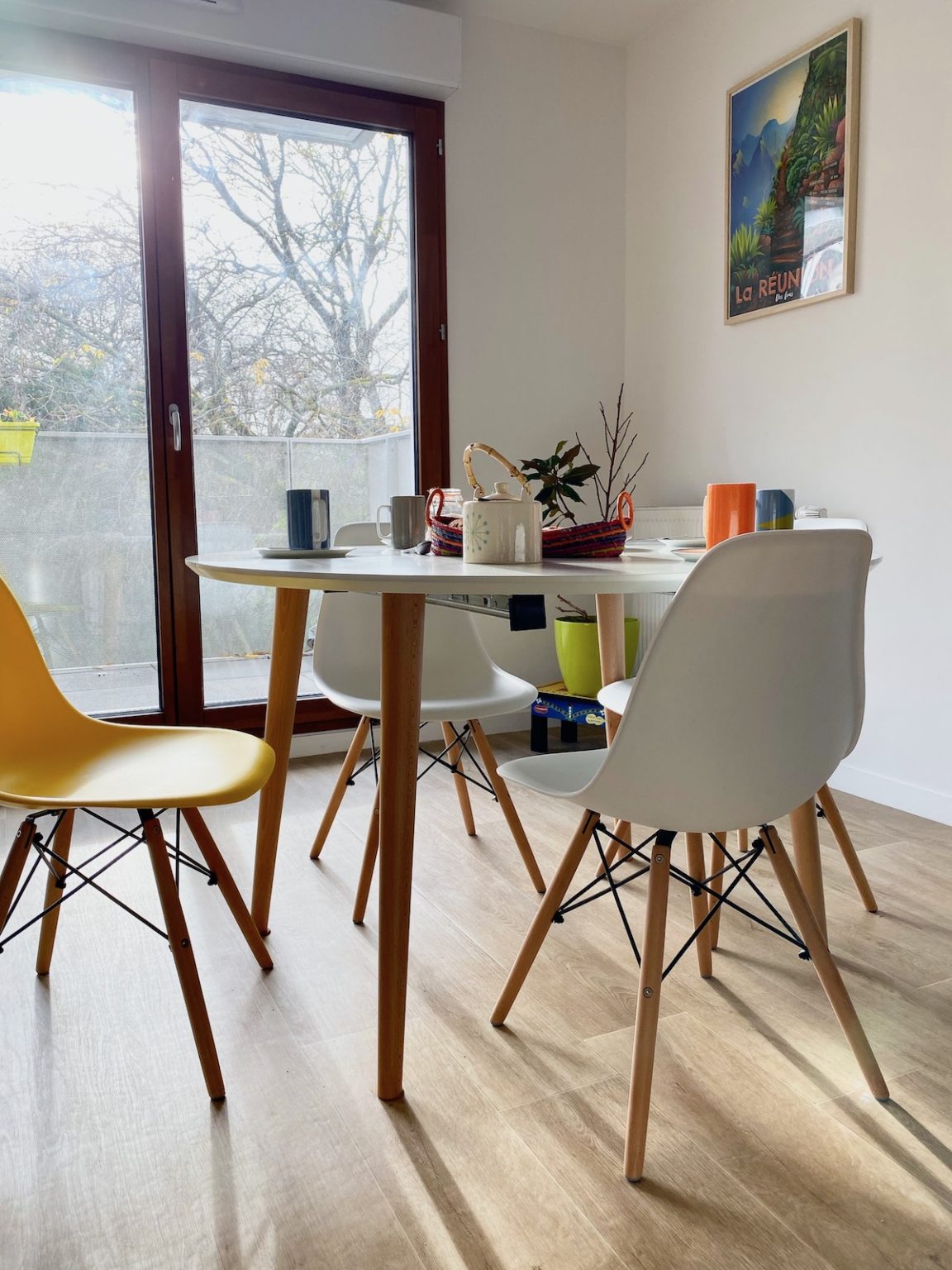 salle à manger chaise blanche jaune scandinave villa condroyer