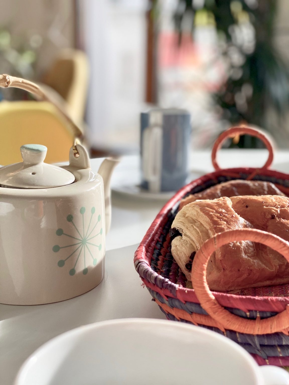 petit-déjeuner théière scandinave anse bambou panière pain tressé Sénégal