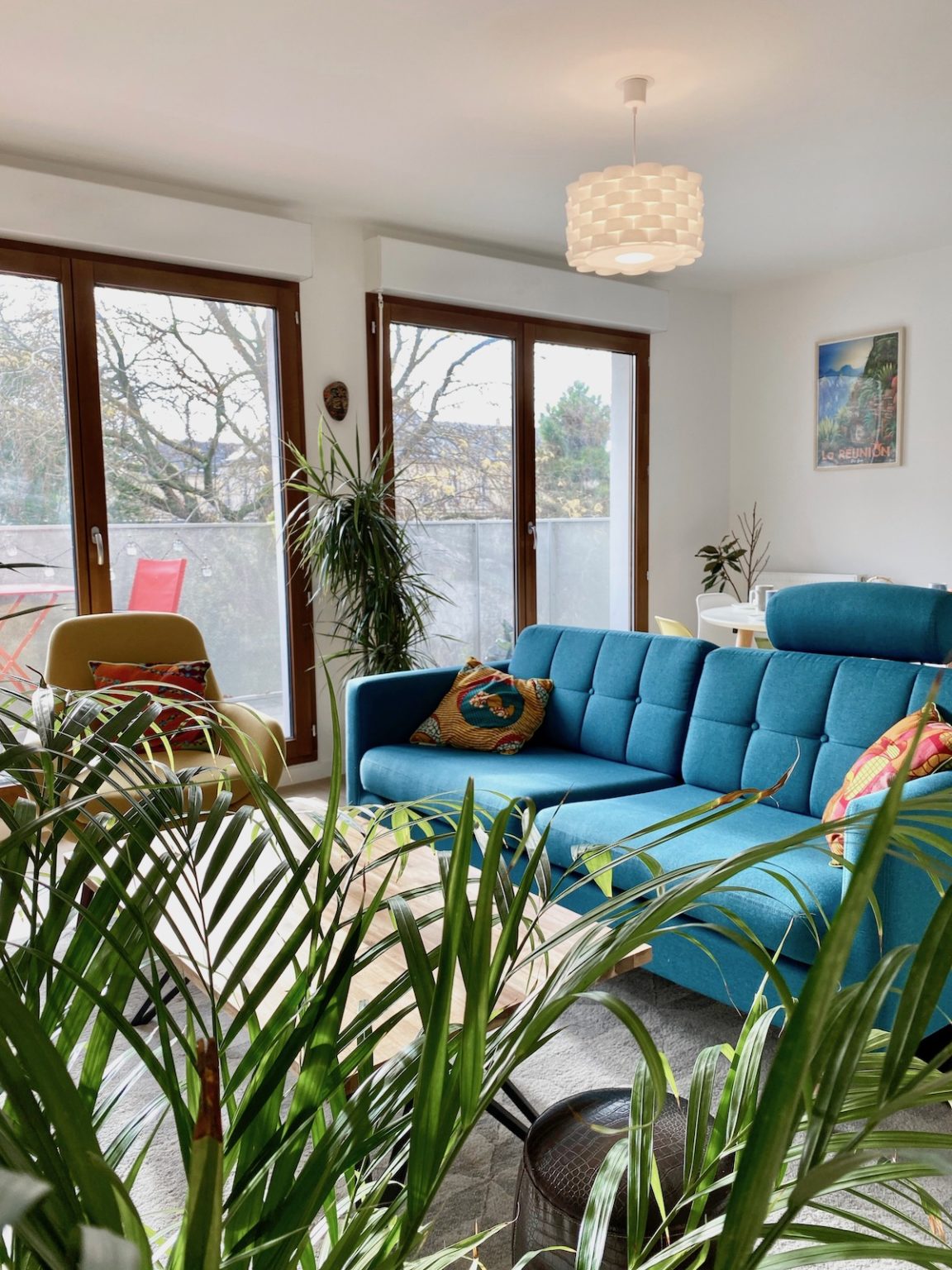 salon urban jungle palmier décoration intérieure bleu indigo canard jaune citron